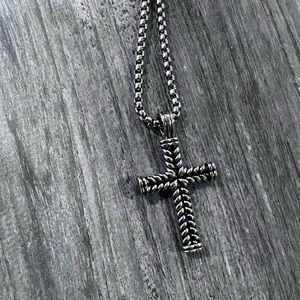 David Yurman chevron cross chain necklace /box/bag